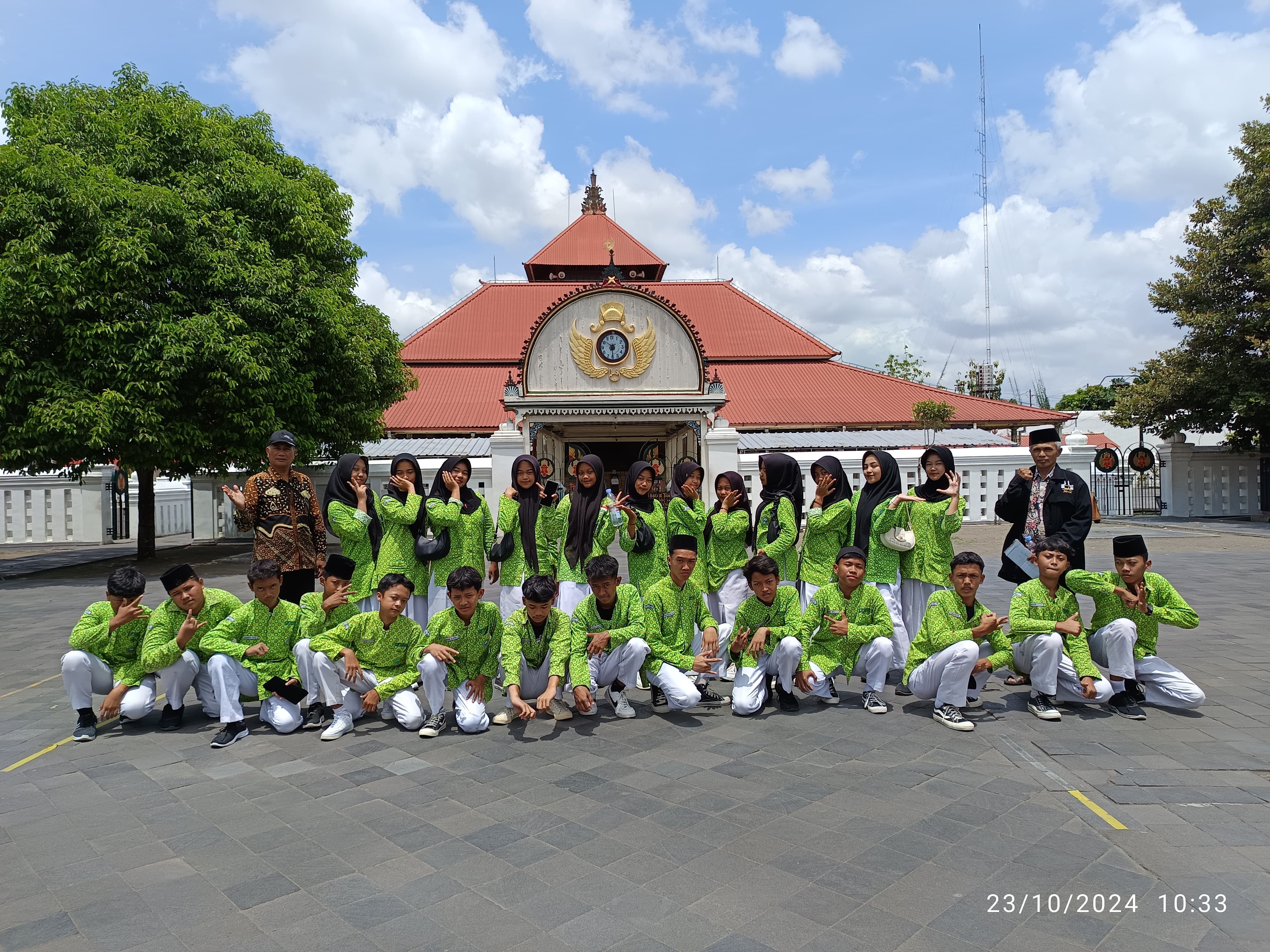 MTsN 3 Kulon Progo Mengadakan Pengajian Kelas Rutin dan Outing Class di Masjid Agung Yogyakarta