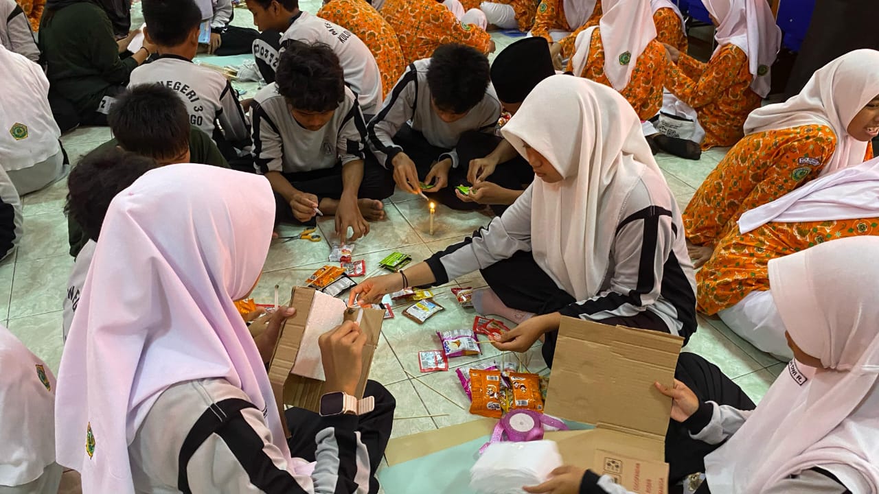 Belajar Kewirausahaan Melalui Praktik Pembuatan Bucket Snack