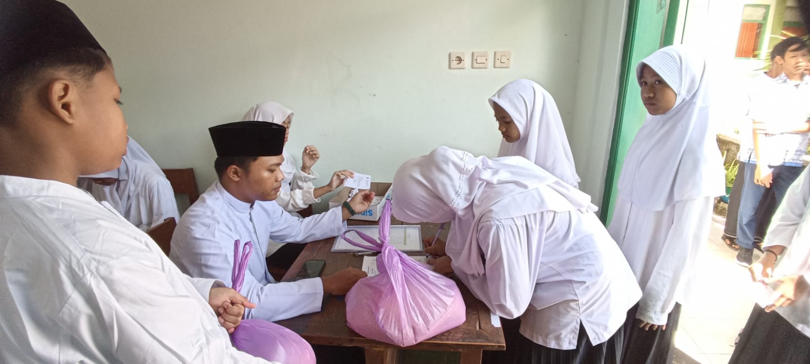 Pentasyarufan Zakat di MTsN 3 Kulon Progo: Wujud Kepedulian dan Kebersamaan