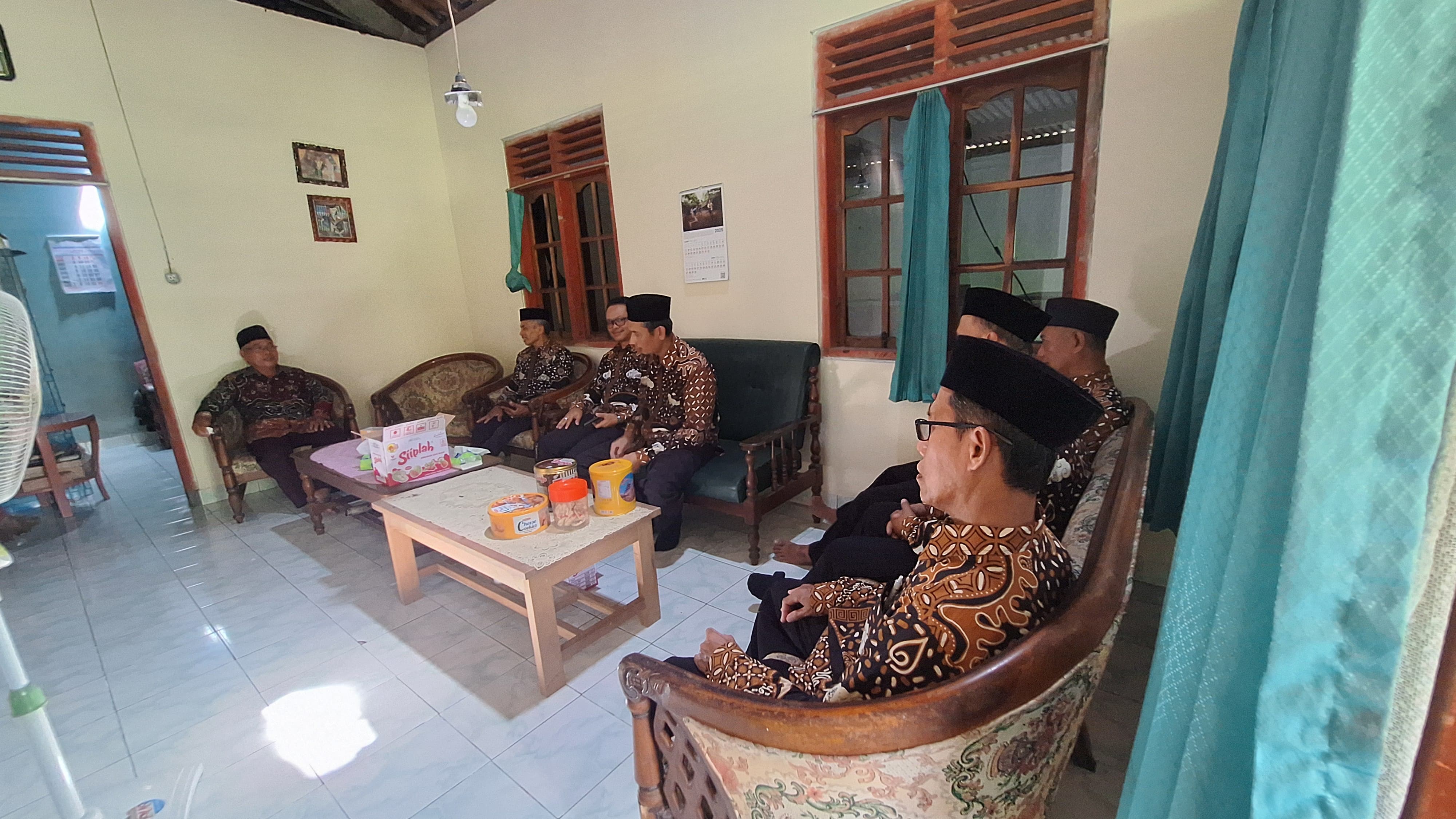 Guru dan Tendik MTsN 3 Kulon Progo Gelar Silaturahmi Halal Bihalal ke Tokoh Masyarakat dan Warga Sekitar