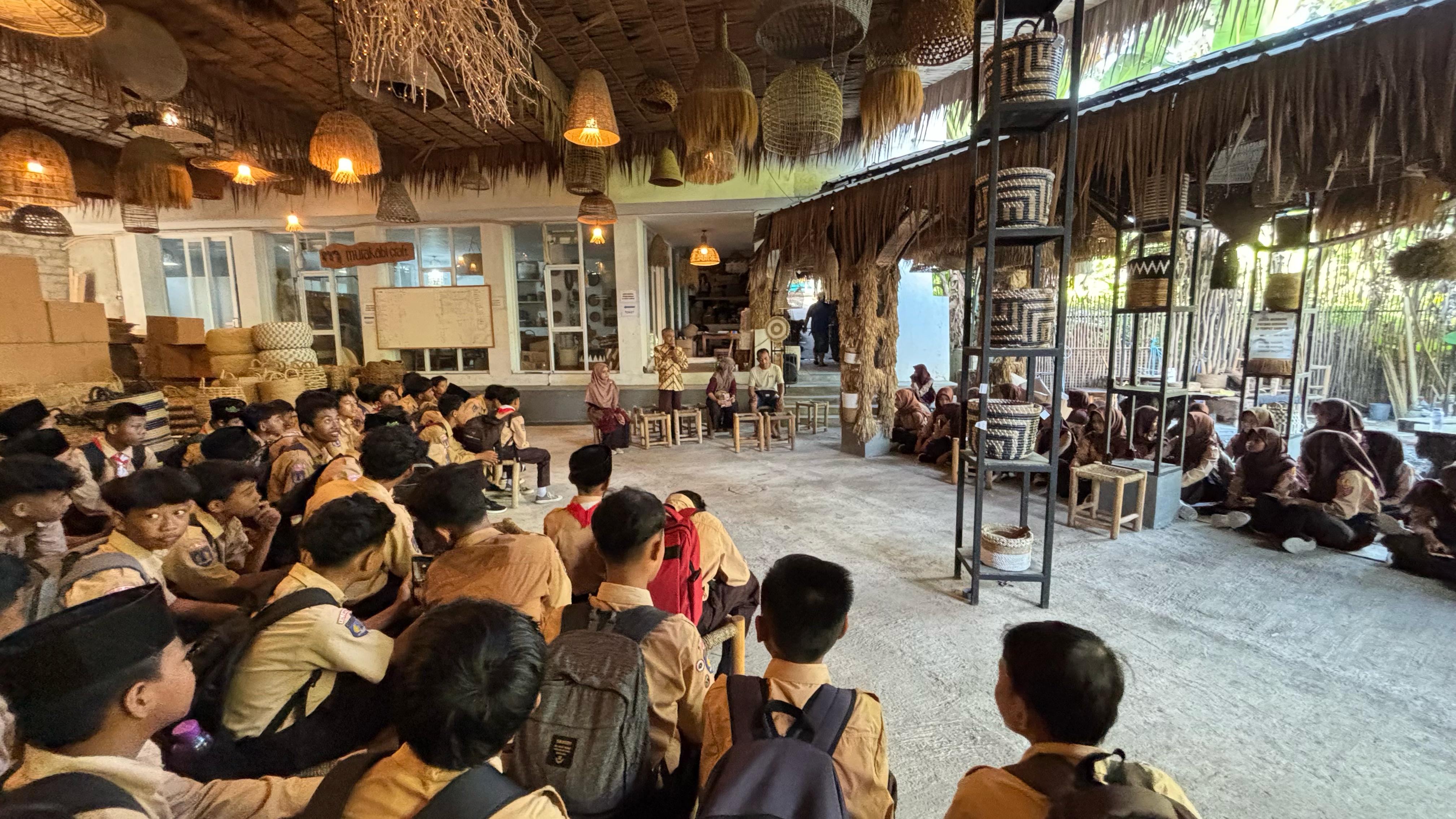 Siswa Kelas 7 MTsN 3 Kulon Progo Kunjungi Murakabi Craft dalam Rangka P5RA Kewirausahaan