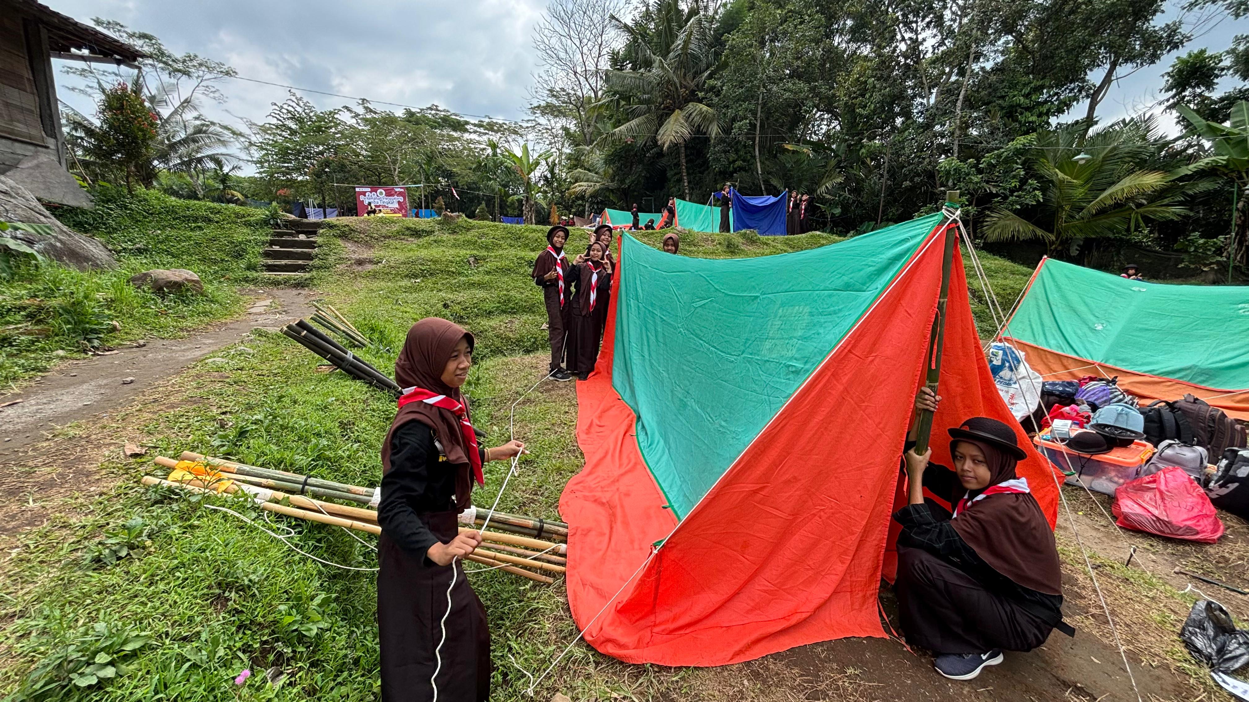 Gugur Gunung Bangun Desa Awali Perkemahan Penggalang dan Lomba Tingkat 1 MTsN 3 Kulon Progo