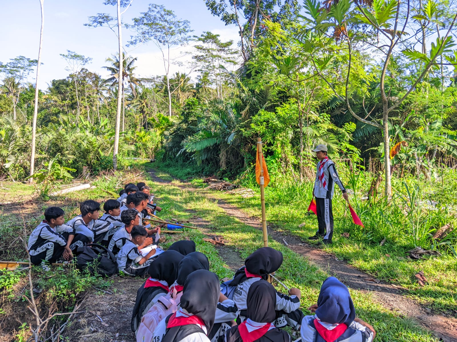 Belajar Ketangkasan dan Keterampilan Kepramukaan Melalui Jelajah Alam pada Lomba Tingkat 1 MTsN 3 Kulon Progo