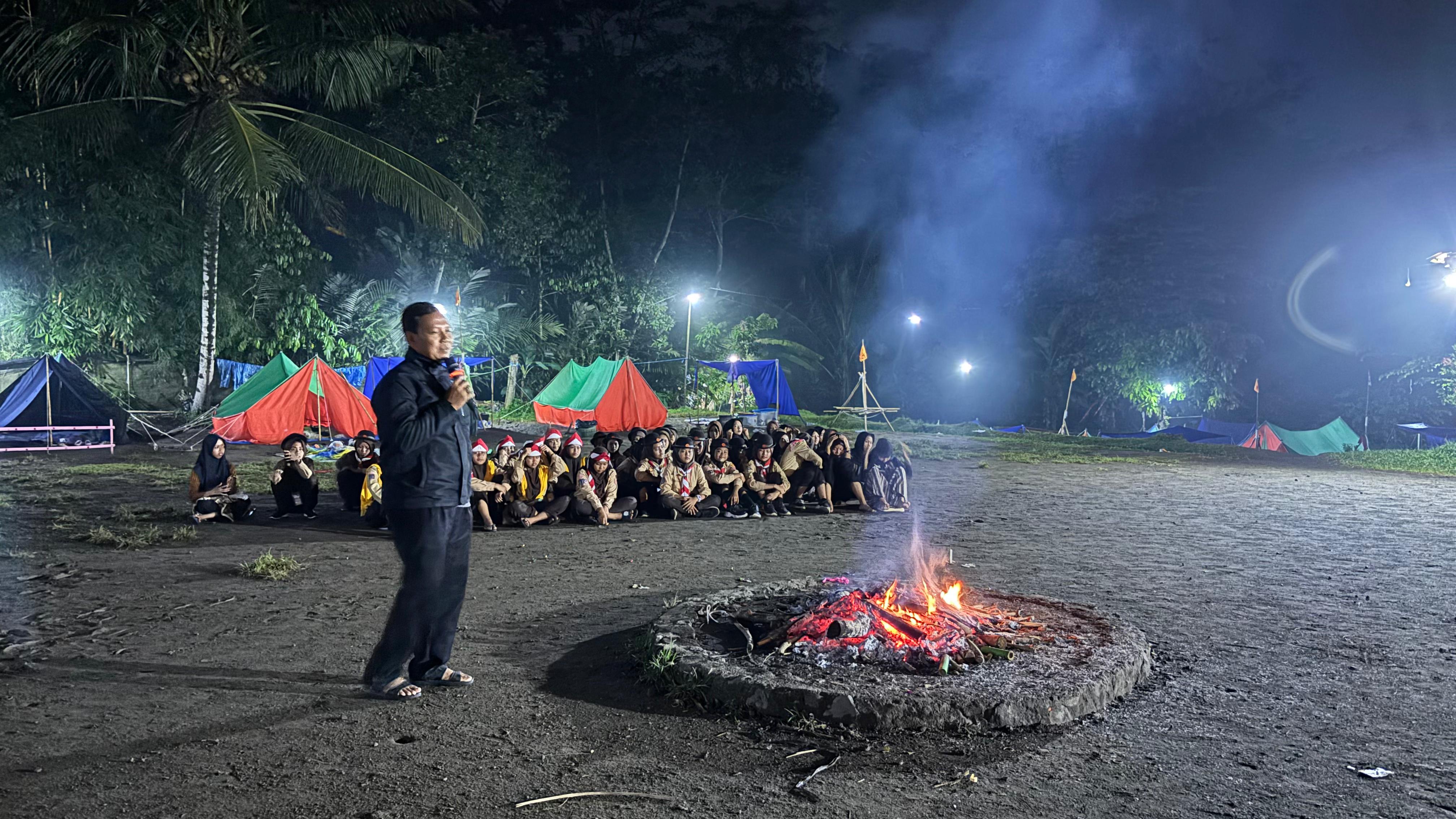 Pentas Seni Meriahkan Malam Terakhir Perkemahan Penggalang MTsN 3 Kulon Progo dengan Tema Semangat Kebangsaan