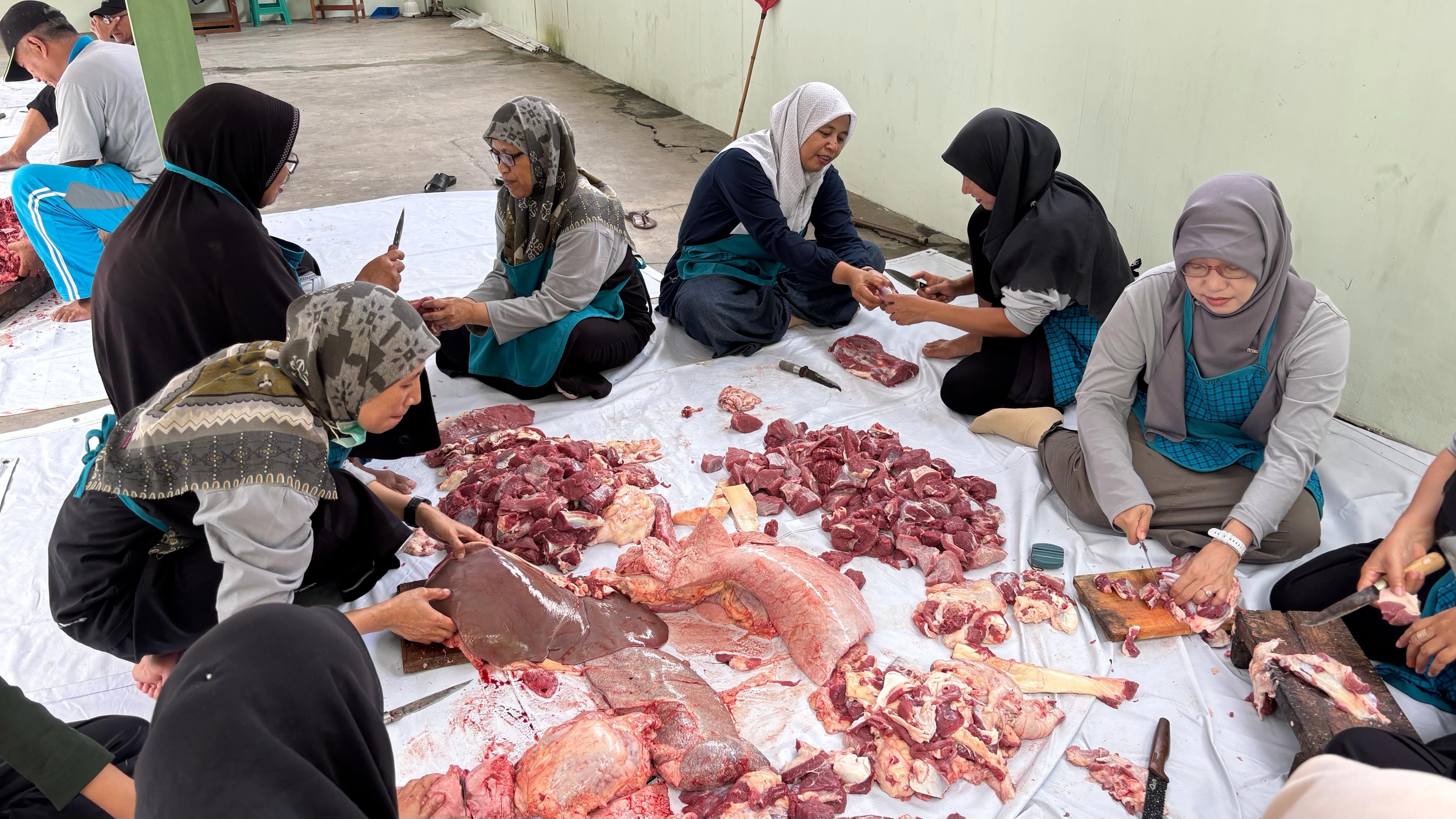 Sinergi, Tanggung Jawab, dan Kerja Keras Menghiasi Pelaksanaan Kurban di MTsN 3 Kulon Progo
