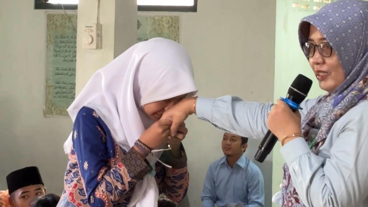 Kepala Madrasah Beri Contoh Etika Berjabat Tangan yang Sesuai di Lingkungan MTsN 3 Kulon Progo