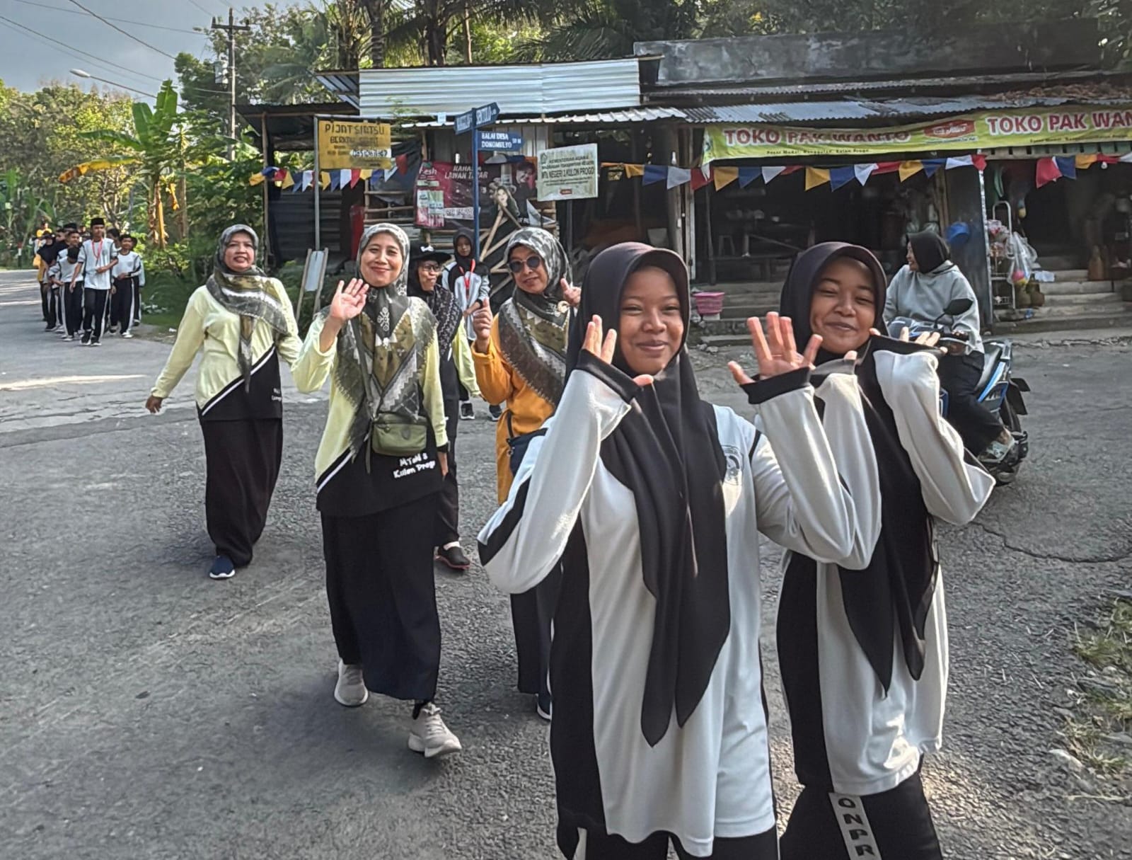 MTsN 3 Kulon Progo Semarakkan Hari Olahraga Nasional dengan Jalan Sehat