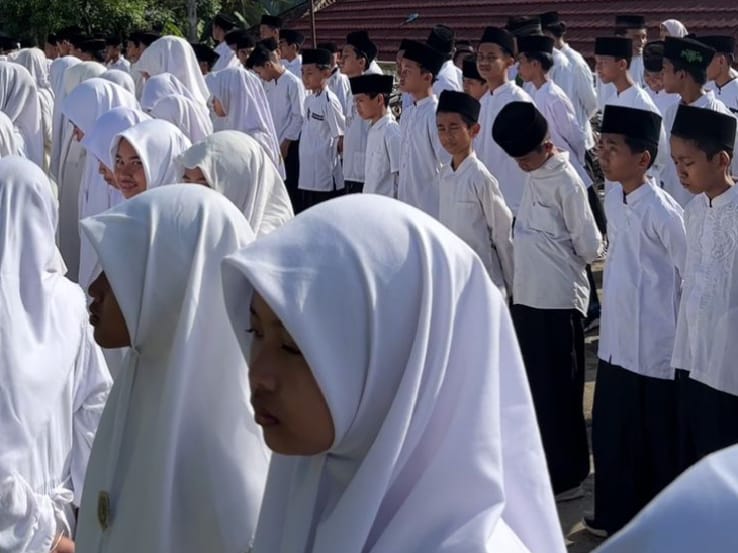 MTsN 3 Kulon Progo Gelar Upacara Hari Santri Nasional 2025