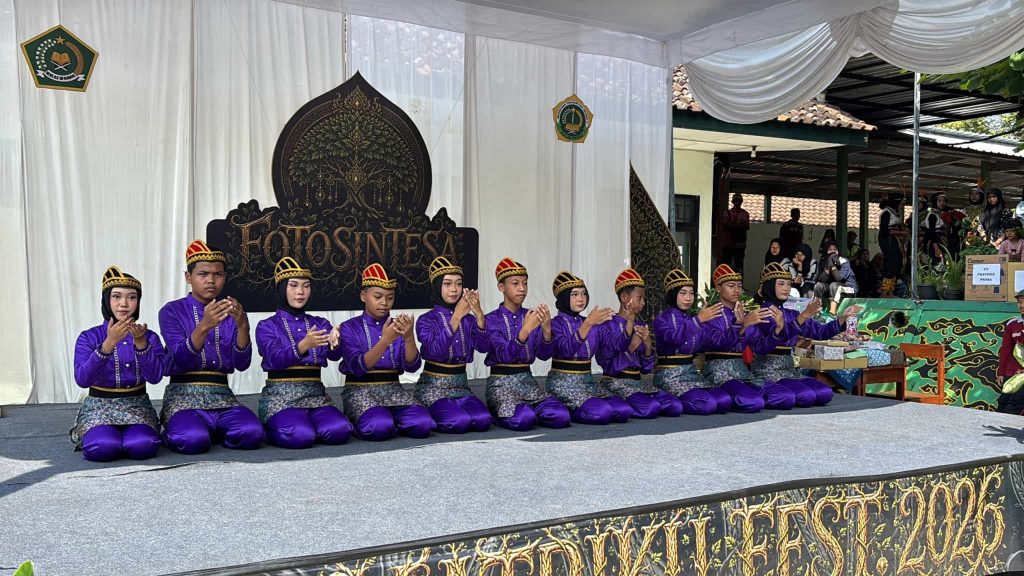 Gerak Serempak Tari Saman Kelas 8C Guncang Panggung Matriku Fest