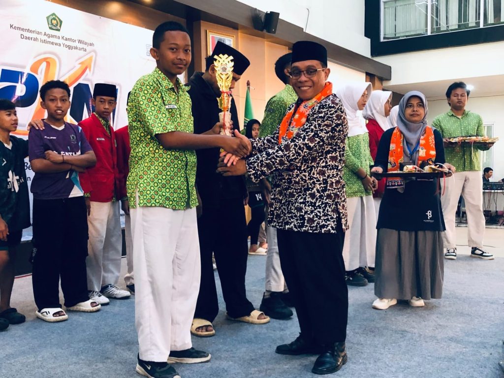Azam MTsN 3 Kulon Progo Raih Juara Pertama Tenis Meja PKM