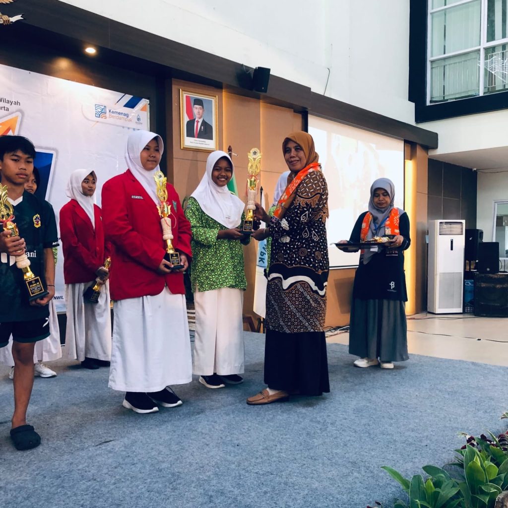 Pidato Bahasa Indonesia Putri MTsN 3 Kulon Progo Raih Juara Kedua Ajang PKM