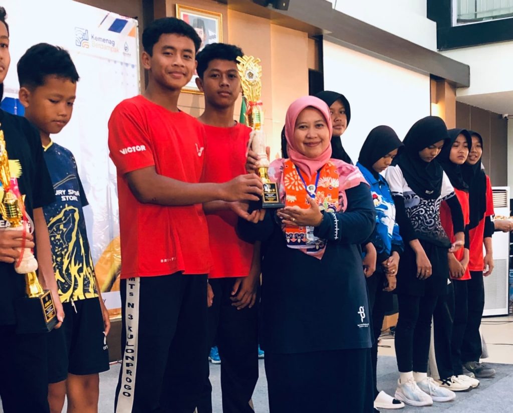Raih Juara Ketiga Ganda Putra pada PKM, Prestasi Badminton MTsN 3 Kulon Progo